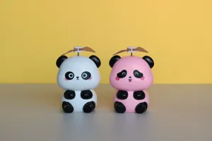 Vue détaillée du mini ventilateur panda de bureau, ventilateur USB portable avec hélice.