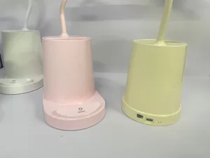 Vue de détail de la lampe de bureau porte-stylo avec interrupteur tactile et port USB.