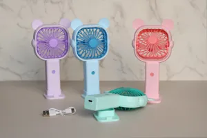 Mini ventilateur à main portable avec oreilles d'ours mignonnes, base de recharge et câble USB.