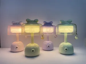 Simpatica lampada da tavolo LED con fiocco USB ricaricabile luce notturna decoro.