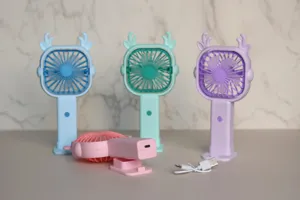 Mini ventilateur portable avec bois de cerf mignons, base de bureau et câble USB.