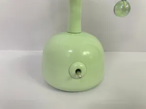Scatto dettagliato di luce notturna retrò verde, base decorativa per lampada LED USB.