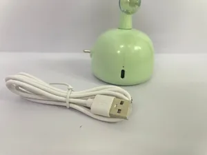 Luce notturna LED verde con cavo di ricarica USB, simpatica lampada da scrivania per studio.