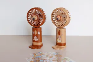 Mini ventilatore da tavolo USB portatile ricaricabile a mano con base e adesivi carini.