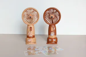 Dettaglio mini ventilatore portatile USB ricaricabile ventilatore da tavolo con base orso.
