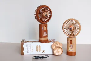 Dettaglio ventilatore portatile con ricarica USB, design orsetto e pratica base di supporto.