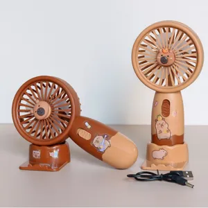 Mini ventilatore portatile con base e cavo di ricarica USB, simpatico design per l'estate.