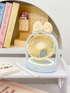 Vue détaillée du ventilateur de bureau nœud mignon, mini ventilateur portable avec éclairage LED.