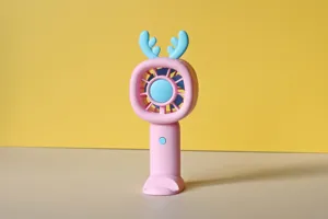 Tragbarer Mini Hand-USB-Ventilator mit süßem Cartoon-Geweih, rosa Macaron-Farbe für Studenten.