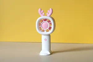 Nahaufnahme des tragbaren Mini USB Handventilators mit niedlichem rosa Hirschgeweih Design.