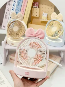 Détail ventilateur de bureau nœud avec design rechargeable, 3 vitesses et lumière LED.