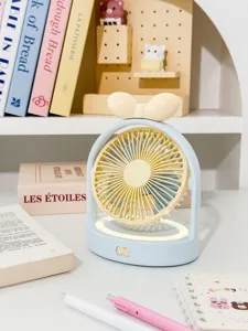 Joli ventilateur de bureau avec nœud, éclairage LED et batterie rechargeable pour le bureau.