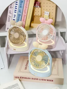 Vue détaillée du ventilateur de bureau portable avec beau design de nœud et lumière LED.