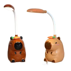 Simpatica lampada da scrivania capibara con braccio LED flessibile e USB, perfetta per la cameretta.