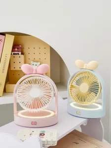 Gros plan sur le ventilateur de bureau à nœud mignon avec veilleuse LED intégrée.