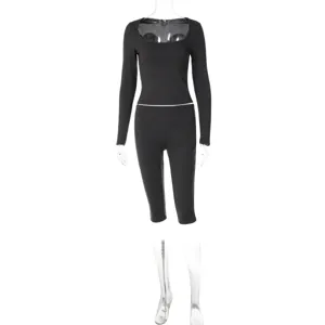 Schwarzes Langarm Crop Top und Biker Shorts Sportset für Damen Fitness und Freizeit.