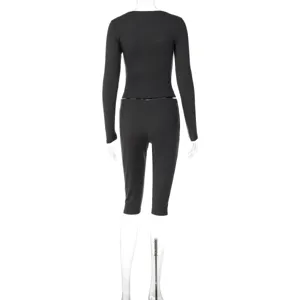 Detailansicht des eleganten schwarzen Damen Langarm Tops und Yoga Shorts Sets, Rückseite.