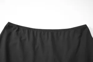Nahaufnahme des Bundes und feiner Nähte von schwarzen Yoga-Shorts, elastisches Material.