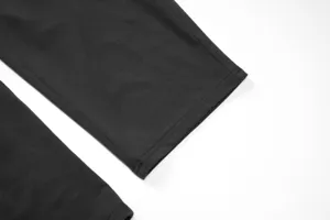 Nahaufnahme des dunklen Sportbekleidungssaums mit sauberen Nahtdetails für die Mode.