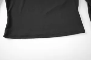 Detailaufnahme des Saums von Damen Langarm Oberteil, mit sauberer Naht und elastischem Stoff.