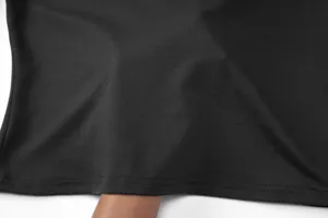 Schwarzes Langarm-Oberteil Stoff Detail, weiches elastisches Material für den Alltag.