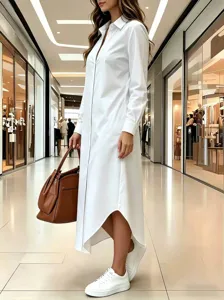 Gedetailleerd overzicht van de stijlvolle effen witte blousejurk met lange mouwen in moderne stijl.