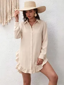 Vista detallada de una camisa beige elegante con un atractivo diseño de dobladillo con volantes.