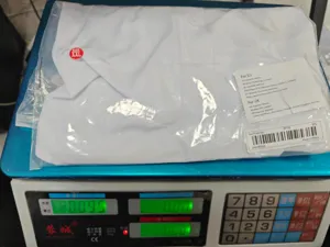 Detailansicht eines weißen Hemd-Lagen-Rucks, verpackt mit sichtbarem XXL-Etikett für den Alltag.