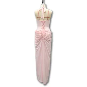 Abito da sera rosa schiena scoperta con halter, dettagli allacciati e design arricciato.