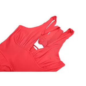 Dettaglio abito halter rosso primo piano con design plissettato e spalline