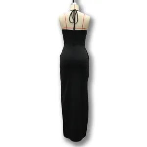 Achterkant details van de zwarte halter jurk, sexy open rug design, elegante zomerkleding.
