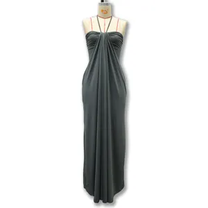 Effenkleurige halternek mouwloze lange maxi jurk detailweergave, elegant gedrapeerd ontwerp.