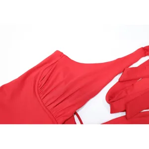 Dettaglio abito donna rosso scollo halter arricciato design schiena scoperta.