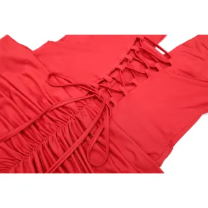 Abito rosso dettaglio lacci dietro, elegante design arricciato primo piano ottima fattura.