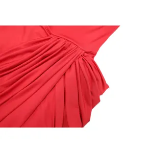 Dettaglio abito rosso con pieghe verticali squisite e design in vita arricciato da donna.