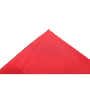 Primo piano del bordo in tessuto rosso liscio e dei dettagli di cucitura precisi sul vestito.