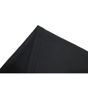 Gedetailleerde close-up van de dubbele stiksels en de zwarte stof van de kleding.