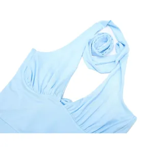 Dettaglio dell'abito halter azzurro con pieghe verticali eleganti e spalline morbide.