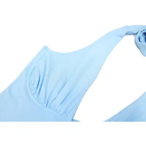Dettaglio in primo piano dell'abito da sera halter azzurro con pieghe verticali e tessuto.