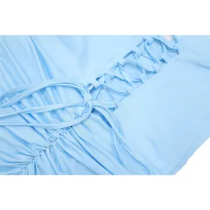 Dettaglio dell'abito da donna azzurro con allacciatura sul retro e arricciatura.
