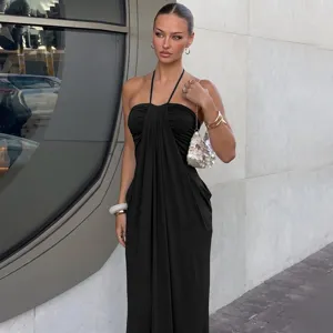 Elegante effen maxi-jurk met halternek en open rug voor moderne zomerse vakantietrends.