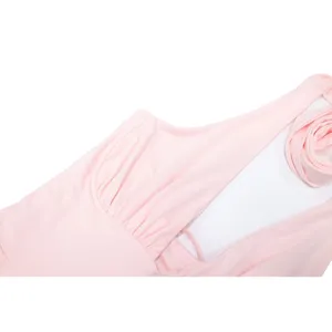Dettaglio abito da sera rosa halter, eleganti pieghe verticali, design schiena scoperta.