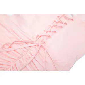 Dettaglio abito rosa con lacci sul retro, design plissé verticale, elegante abbigliamento da sera donna.
