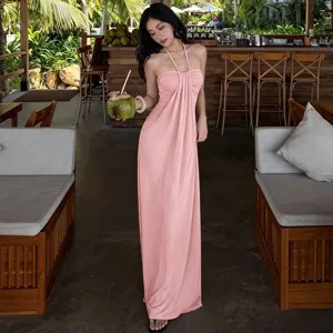 Gedetailleerd shot van de effen halter maxi-jurk met vetersluiting op de rug in zomerstijl.