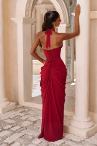 Abito lungo da sera da donna rosso scuro schiena scoperta, dettaglio elegante arricciato.