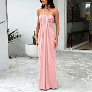 Prachtig halter maxi jurk detail, elegante gedrapeerde roze resortstijl buiten op terras.