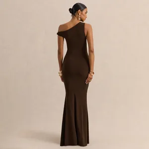 Détail du dos de la robe longue asymétrique marron foncé monobretelle pour femme.