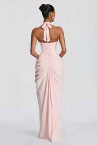 Vista posteriore di un elegante abito rosa all'americana con corsetto e gonna drappeggiata.