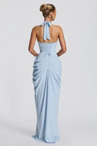 Dettaglio dell'abito da sera azzurro schiena scoperta con scollo all'americana e corsetto.