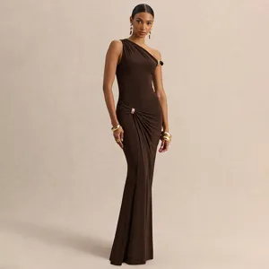 Vue de détail de l'élégante robe longue marron foncé asymétrique avec des anneaux en métal.